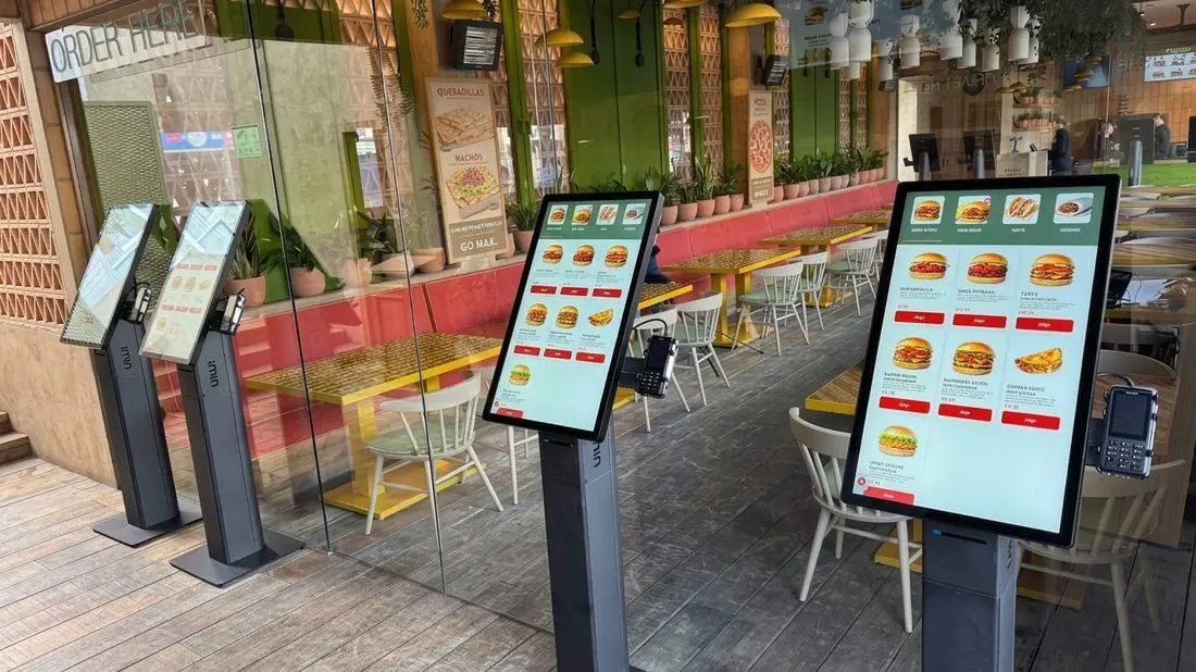 Kioscos de autoservicio táctiles funcionando en un restaurante