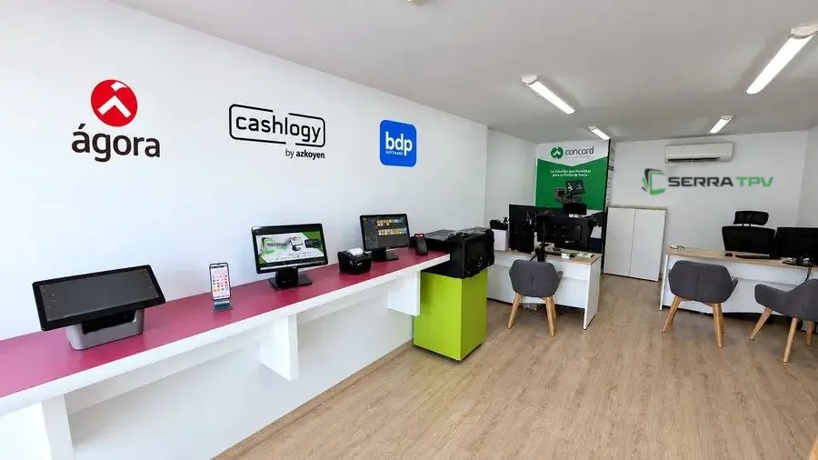 Interior de la oficina de Serra TPV en Lloret de Mar, con productos Ágora, BDP-Net y Cashlogy expuestos